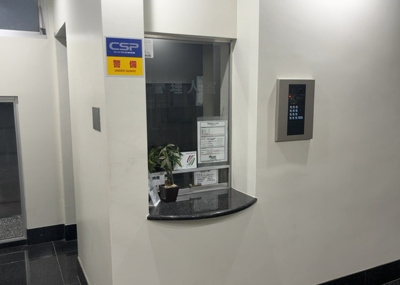 【受付】 | サンビュー南町 | 受付はマンションコンシェルジュがいる場合もあれば、管理人が滞在する小部屋を総称して呼ぶことがあります。主にエントランスに設置されていることから、防犯面でも期待ができます。防犯設備がない場合はより安心！