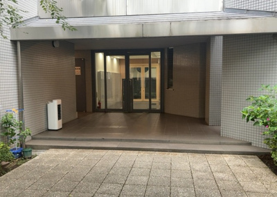 【ロビー】 | サンビュー南町 | ラウンジは、マンションの共用スペースに椅子やテーブルなどを配置した利用者が寛げる空間です。屋内型ラウンジと屋外型ラウンジがあります。共用部分の管理状況と合わせて、詳細については現地でご確認ください。