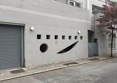 【ロビー】 | サンビュー南町 | ロビーというと、エントランスと何がちがうの？と思いますよね。実はロビーとエントランスには明確な決まりはありません。物件によっては、エントランスを入って広がるある程度の広さのある空間がロビーとなります。