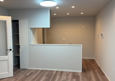 【キッチン】 | サンビュー南町 | L型アイランドタイプは、キッチンからダイニングにもリビングにも目が行き届くので、とても使いやすい配置です。L字型独立タイプは、キッチンを独立させてるためLDKというよりもLDといった様なイメージです。