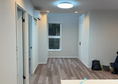 【居間・リビング】 | サンビュー南町 | 直線タイプはLとDKを一直線に並べた形で対面キッチンのタイプです。一般的なのでよく見かけるかもしれません。直線タイプに似た直接アイランドタイプは、キッチンとダイニングの間に壁がない分広く感じられます。