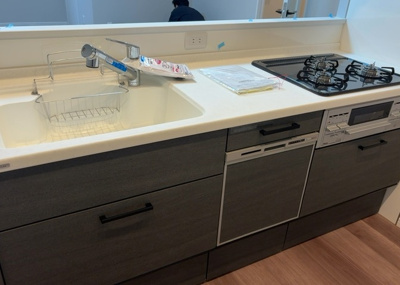 【キッチン】 | サンビュー南町 | 標準的なシステムキッチンの横幅は、165cm～300cm程度です。2100・2400・2550・2700などミリ単位で表記されます。普段どのように料理をするのかを想定しながら合ったサイズを選びましょう