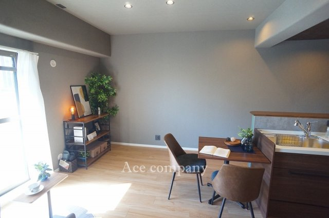 【居間・リビング】 | メロディーハイム清水谷 | 【LDK：約11.2帖】レースカーテン付きです☆