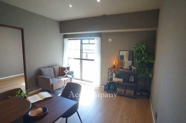 【居間・リビング】 | メロディーハイム清水谷 | 【LDK：約11.2帖】※設置されている家具・小物・照明はディスプレイ用です。家具付きの販売ではございません。ご了承下さい。