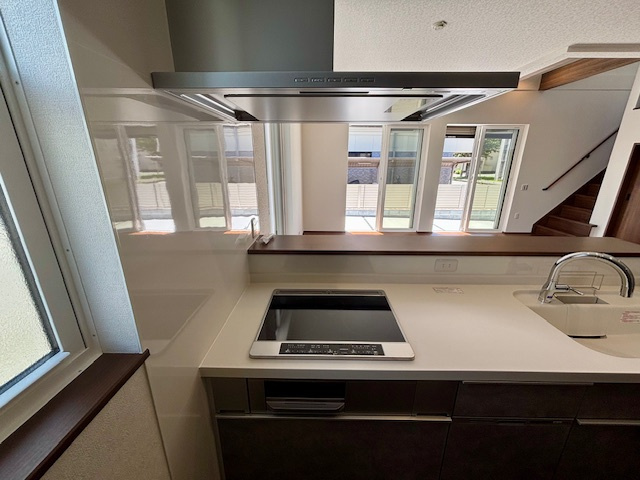 久留米市津福今町　10号地のキッチン|料理をしながらご家族との会話を楽しめる対面キッチンです。リビングを見渡せる作りが人気です。