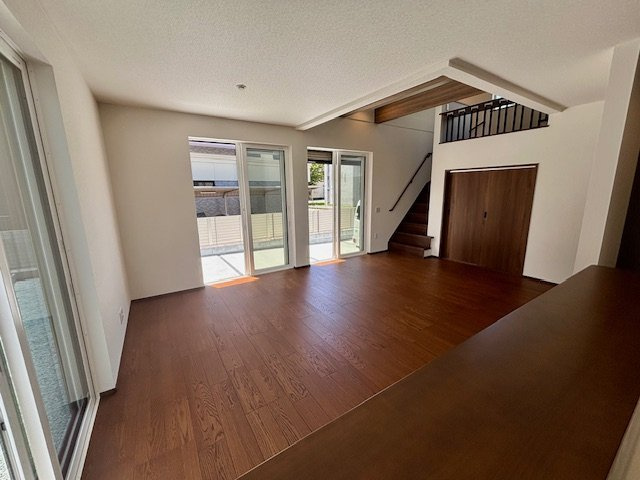 久留米市津福今町　10号地の居間・リビング|家族のコミュニケーションも増えるリビング階段です。「ただいま！」「おかえり！」が聞こえる明るい家庭♪