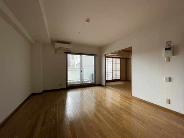 ロイヤルシティー日生の居間・リビング|リビングも内窓工事がされており「防音性」や「断熱性」の効果が期待できます！