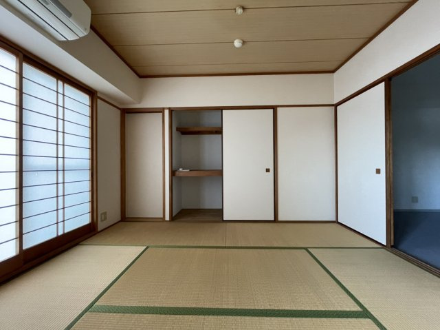 ロイヤルシティー日生の和室|収納豊富な押し入れが備わった和室です♪