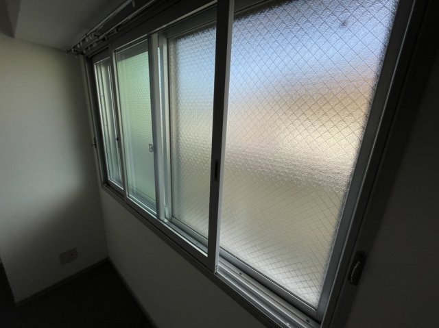 ロイヤルシティー日生の洋室|北側洋室は内窓工事が実施されています♪