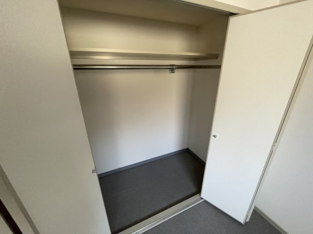 ロイヤルシティー日生の収納|北側洋室は奥行ある収納が備わっています♪