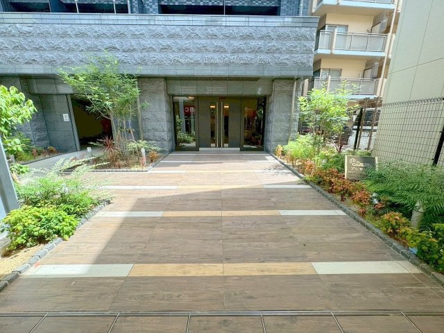 プレサンスOSAKA三国ネオスのエントランス