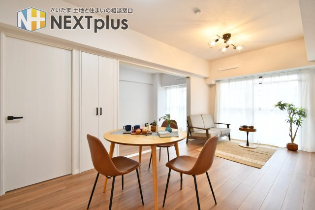 ベルドゥムール春日部の居間・リビング|LDK12.9帖：可動間仕切りを大きく開放すると…、合計18帖越えのゆったり空間に！洋室のクローゼットも大容量で、散らかりがちなお部屋も、いつもスッキリ気持ち良い室内となります。