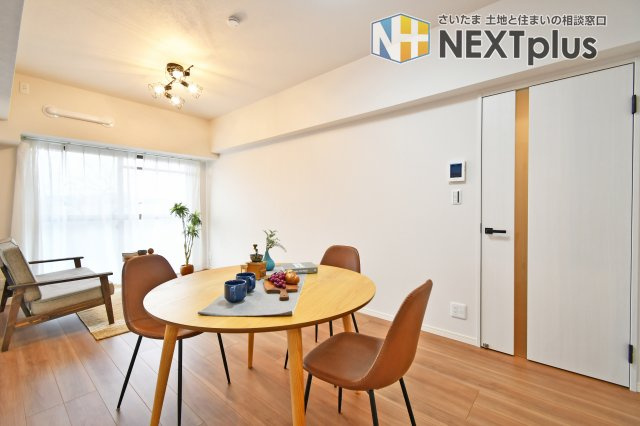 ベルドゥムール春日部の居間・リビング|LDK12.9帖：ダイニングテーブルはもちろん、ソファーやテレビを置いても余裕があります！家族全員でくつろいだり、親族や友人を招いてホームパーティーをしても楽しそうですね！