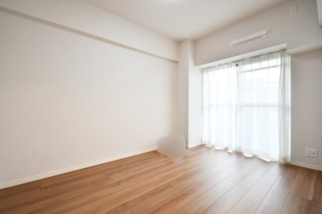 ベルドゥムール春日部の洋室|洋室①5.6帖：リビングとはスライドドアで行き来できるように設計されておりますので、お子様部屋におすすめです。小さいうちはドアを開放し、大きくなったらチェスト等でふさぐこともできます！