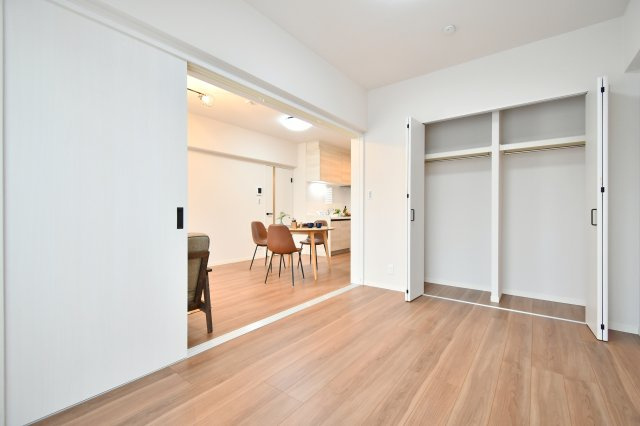 ベルドゥムール春日部の洋室|洋室①5.6帖：クローゼットは各部屋に備わっておりますので、家族それぞれで洋服収納をすることも可能です。また、上下セパレートになっているため衣替えもしやすく、ハンガーパイプで家事時短にも◎！