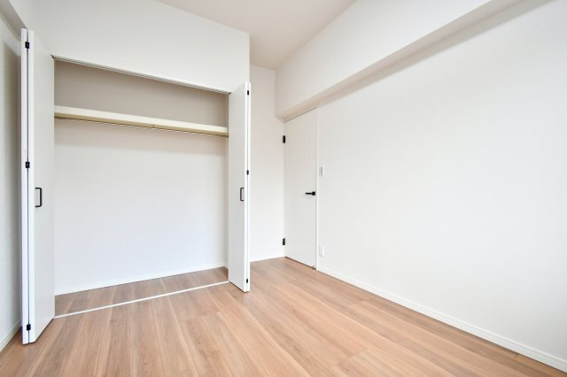 ベルドゥムール春日部の洋室|洋室②5.4帖：クローゼットは各部屋に備わっておりますので、家族それぞれで洋服収納をすることも可能です。また、上下セパレートになっているため衣替えもしやすく、ハンガーパイプで家事時短にも◎！