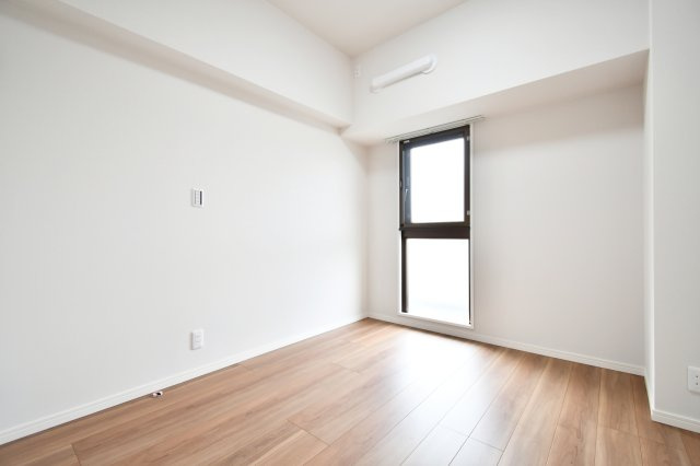 ベルドゥムール春日部の洋室|洋室③5.3帖：西向きのお部屋です。洋室①、洋室③、リビングからはバルコニーへ出入りすることが出来ます。各洋室同氏は離して設計されておりますので、お互いのプライバシーが守られます。