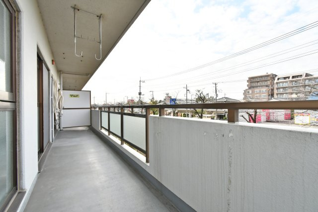 ベルドゥムール春日部のバルコニー|難しいイメージの住宅ローンは経験スタッフが丁寧にお手伝いしますのでご安心下さい。「家を買って終わり」ではなく、「買ってからがスタート」と考え、一人ひとりにあった資金計画やプランをご提案致します！