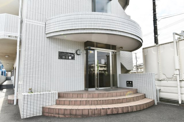 ベルドゥムール春日部のエントランス|当社はポータルサイト掲載物件、他社様掲載物件なども含めて複数物件をまとめてご案内可能です！気になる物件はいくつでもご気軽にお申し付けください。皆様のご連絡心よりお待ちしております。