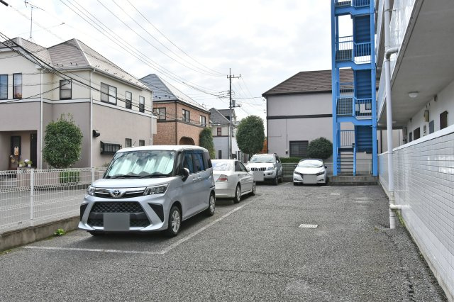 ベルドゥムール春日部の駐車場|■私共は、強引なセールスは致しません。『今買えるから大丈夫』ではなく、『買った後の本当の幸せは何か』を考えた上でのご提案を徹底しております。どうぞお気軽にご連絡下さいませ。