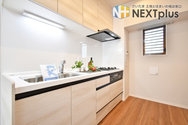 ベルドゥムール春日部のキッチン|壁付けタイプのキッチンですので背後も圧迫感を感じず、お料理に集中することが出来ます。また、出来上がったお料理をすぐに運ぶことが出来るもの魅力です！小窓がついている為、手元を照らしてくれます！