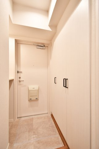 ベルドゥムール春日部の玄関|トールサイズのシューズボックスですので、ご家族分の靴がしっかり収納する事ができます！ブーツや長靴などの季節ものや、高さのあるヒールなどもまとめて収納できるのが嬉しいポイントです。