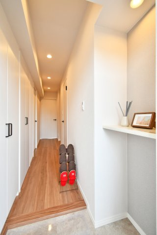 ベルドゥムール春日部の玄関|白を基調とした玄関。明るく広く見せる工夫が施されております！センサーライトになっておりますので、電気の消し忘れもない＆帰宅時も明るい玄関でお出迎えしてくれる家族想いな玄関です。