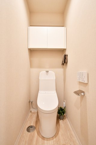 ベルドゥムール春日部のトイレ|トイレ：奥行きにゆとりがあり、圧迫感の少ないトイレスペース。吊戸棚付きで、トイレットペーパーなどの備品補充も楽々行えます。掃除用具をしまうと清潔感も消す事ができ、イマドキなお部屋にできます。