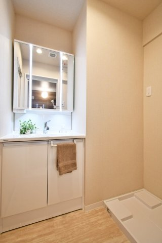 ベルドゥムール春日部の独立洗面台|三面鏡付き洗面台は朝の寝癖直しも楽々。鏡裏には歯ブラシセットやスキンケアも収納できて魅力的です！下の収納にもドライヤーや入浴グッツ、洗剤のストックなど…様々なものが収納できる便利な設備です！