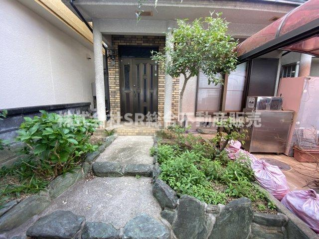 六万寺町1丁目中古戸建の玄関|立派な玄関です。小さい庭として植物を育てたりことができます♪