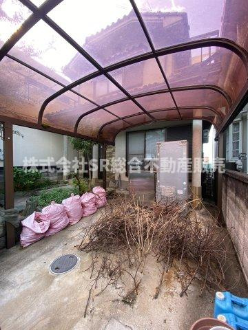 六万寺町1丁目中古戸建の駐車場|お車をお持ちの方には嬉しい駐車場はカーポート付きで雨をしのぐことができます！