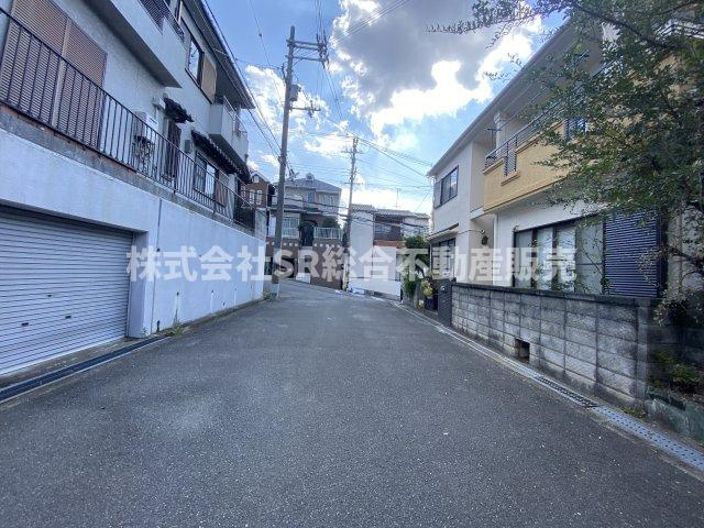 六万寺町1丁目中古戸建の前面道路含む現地写真|前道が6.8ｍと広く、駐車もしやすいのは嬉しいです。物件までの道も広めで大きな車でも不便がないです♪