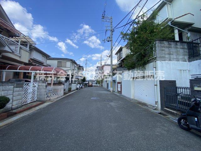 六万寺町1丁目中古戸建の前面道路含む現地写真|弊社は中古戸建のご紹介、その後のリフォームのご提案、
賃貸物件のご紹介、すべてご対応可能です。
お客様にあったプランをご提案致します。
まずはお問合せ下さいませ。