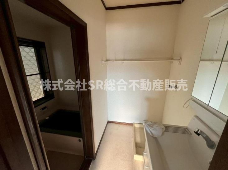 六万寺町1丁目中古戸建の脱衣所|室内洗濯機置場もあり広めの脱衣場です！