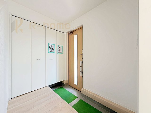 つくば市台町第3　新築戸建て　1号棟の玄関|気持ちよくご家族やゲストを送迎できる穏やかな雰囲気の玄関♪大きな下駄箱で玄関廻りスッキリ♪