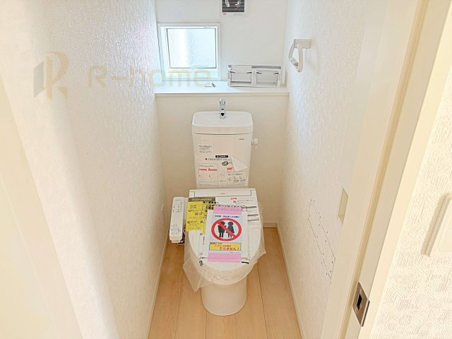 つくば市台町第3　新築戸建て　1号棟のトイレ|温水洗浄便座付きのトイレ。
トイレが２ヵ所設置で朝の忙しい時間でも安心です。