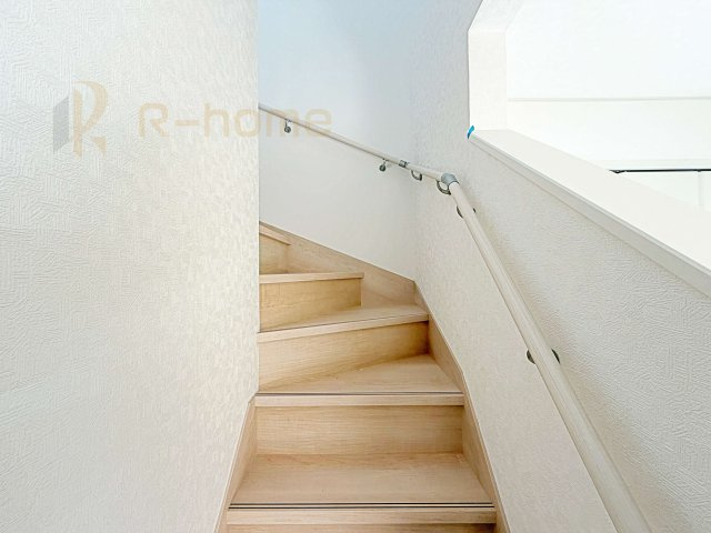 つくば市台町第3　新築戸建て　1号棟の内装|手すりのついた階段！小さなお子様の利用も一安心です♪