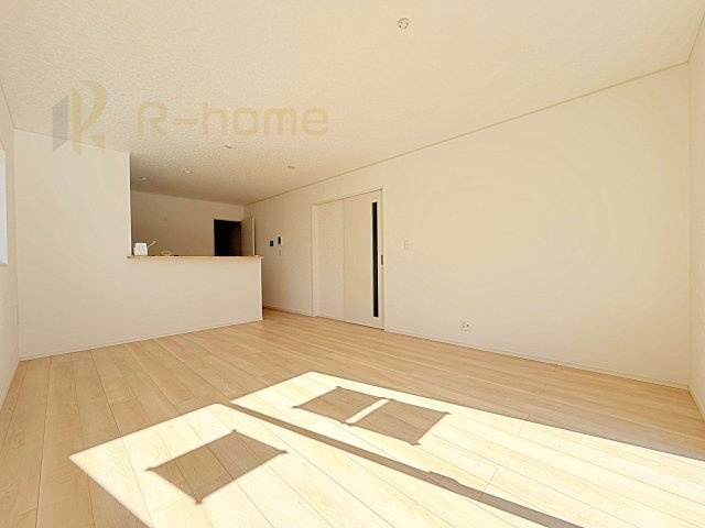 つくば市台町第3　新築戸建て　1号棟の居間・リビング|広くて明るいＬＤＫ♪ ゆったりくつろげるリビングスペースで、ご家族皆様の笑顔が溢れます。