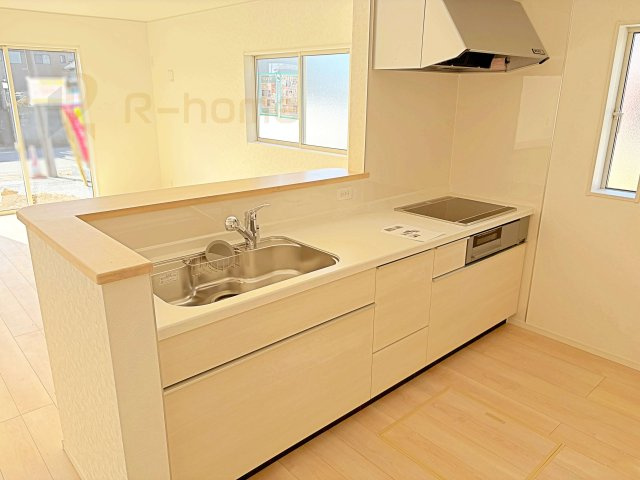つくば市台町第3　新築戸建て　1号棟のキッチン|ＩＨクッキングヒーターで空気もクリーン、お掃除もラクラク♪キッチン周りが清潔に保てます。