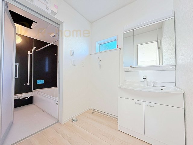 つくば市台町第3　新築戸建て　1号棟の洗面所|清潔感溢れる洗面台は嬉しい三面鏡付き。洗剤や歯ブラシなどもすっきり収納できます♪