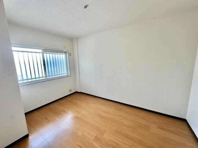 ドミール三喜の洋室