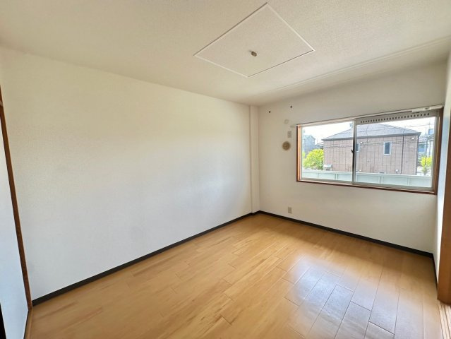 ドミール三喜の洋室