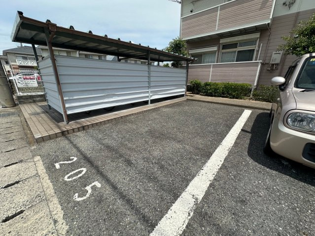 ドミール三喜の駐車場