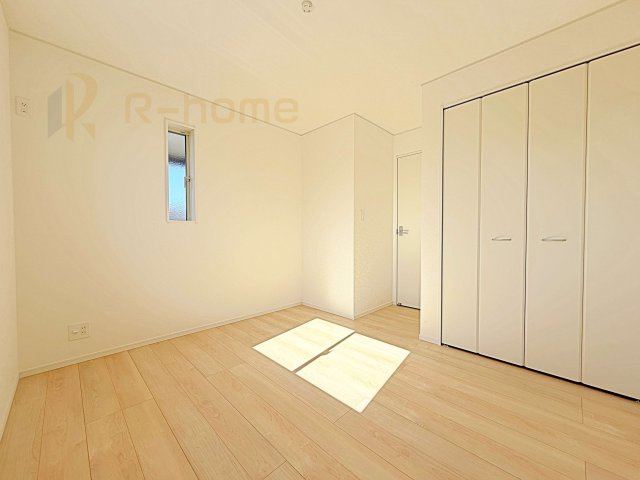 つくば市台町第3　新築戸建て　2号棟の洋室|どんな部屋家具も合わせやすいシンプルな洋室！
たっぷりの日差しと心地よい風が舞い込む住まい♪