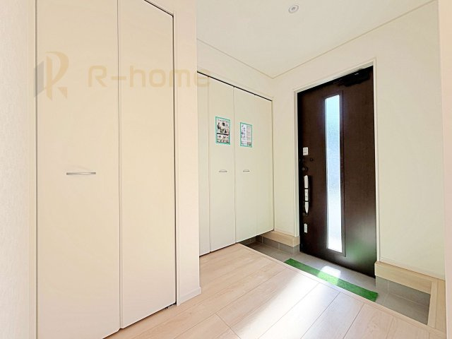 つくば市台町第3　新築戸建て　2号棟の玄関|気持ちよくご家族やゲストを送迎できる穏やかな雰囲気の玄関♪大きな下駄箱で玄関廻りスッキリ♪