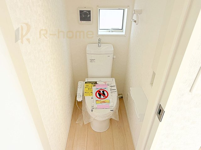 つくば市台町第3　新築戸建て　2号棟のトイレ|温水洗浄便座付きのトイレ。
トイレが２ヵ所設置で朝の忙しい時間でも安心です。