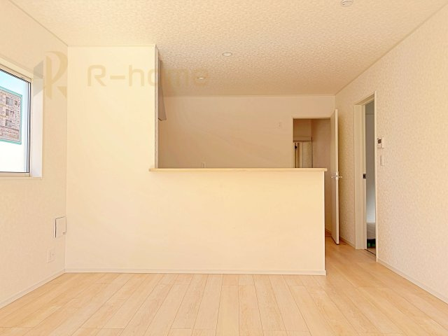 つくば市台町第3　新築戸建て　2号棟のキッチン|リビングで遊ぶお子様にも目が届くカウンターキッチン！