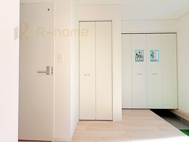 つくば市台町第3　新築戸建て　2号棟の収納|掃除用具などの収納に便利なホール収納！