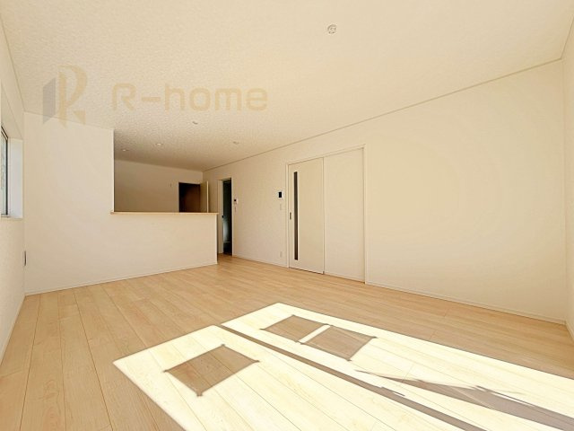 つくば市台町第3　新築戸建て　2号棟の居間・リビング|広くて明るいＬＤＫ♪ ゆったりくつろげるリビングスペースで、ご家族皆様の笑顔が溢れます。