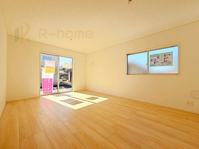 つくば市台町第3　新築戸建て　2号棟の居間・リビング|リビングには開口部を可能な限り多く設けました。人が集まる場所なので開放感が必要な場所だと思います。